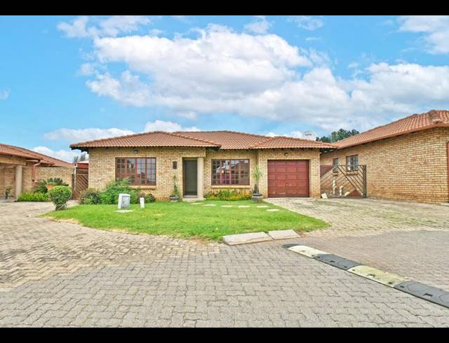 3 BEDROOM TOWNHOUSE FOR SALE IN NEWMARKET